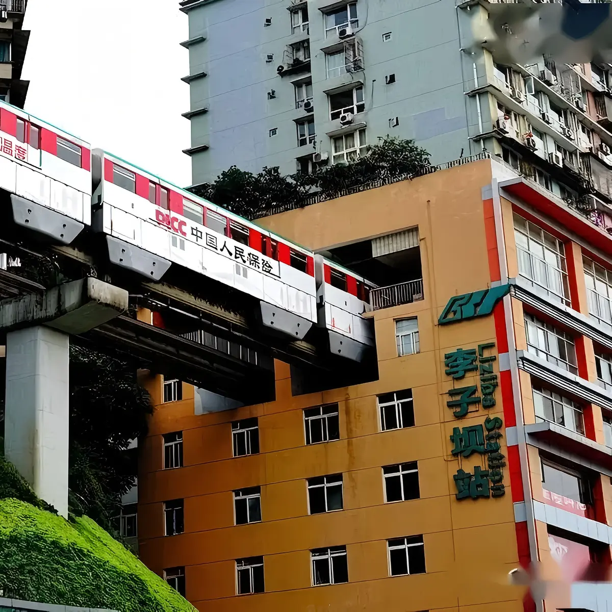 Métro traversant les immeubles de Chongqing